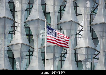 Bandiera americana all'Ambasciata degli Stati Uniti d'America a Nine Elms, Londra Inghilterra Regno Unito Foto Stock