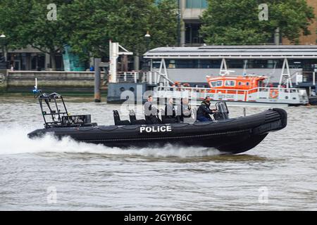 Metropolitan Police barca gonfiabile rigida ad alta velocità (RIB) sul Tamigi, Londra Inghilterra Regno Unito Foto Stock