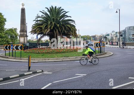 Ciclista alla rotonda di Lambeth Bridge a Westminster, Londra Inghilterra Regno Unito Foto Stock