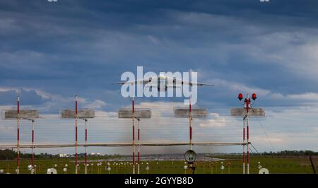 Kiev, Ucraina - 20 maggio 2020: Aereo ucraino Antonov AN-225 Mriya volare all'aeroporto di Gostomel. Il più grande aeroplano del mondo. UR-82060 il più grande velivolo che vola nel cielo. Carico aereo. Takeoff.Kiev. Foto Stock