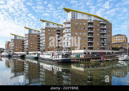 Marina Heights, moderni edifici residenziali a Limehouse Basin a Londra, Inghilterra Regno Unito Foto Stock