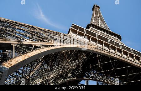 Torre Eiffel scattata dalla base, inquadratura ad angolo basso della Torre Eiffel Foto Stock