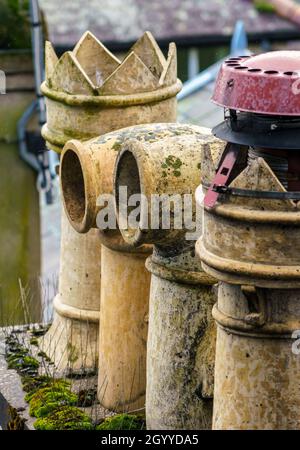 Pentole di camino sul tetto visto dal livello degli occhi sulla passeggiata medievale delle mura della città di Conwy Foto Stock