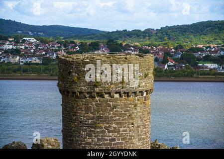 Vista dell'estuario e una torre sul lato nord del ben conservato castello medievale Conwy 13 ° secolo, una fortezza imponente nel Galles del Nord Foto Stock