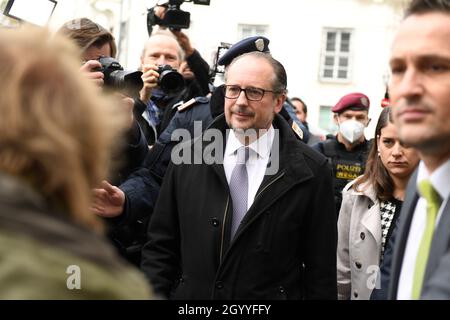 Vienna, Austria. 10th Ott 2021. Discussione non aperta ai media tra il futuro Cancelliere federale Alexander Schallenberg (ÖVP) e il Presidente federale austriaco. Alexander Schallenberg sulla strada per l'Hofburg. Credit: Franz PERC / Alamy Live News Foto Stock