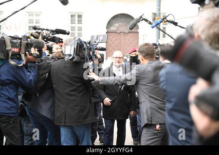 Vienna, Austria. 10th Ott 2021. Discussione non aperta ai media tra il futuro Cancelliere federale Alexander Schallenberg (ÖVP) e il Presidente federale austriaco. Alexander Schallenberg sulla strada per l'Hofburg. Credit: Franz PERC / Alamy Live News Foto Stock