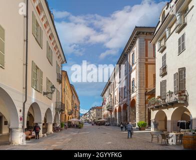 Cuneo, Piemonte, Italia - 6 ottobre 2021: Via Roma con il municipio sulla destra, edifici storici con i portici tipici (portici di Cuneo) Foto Stock