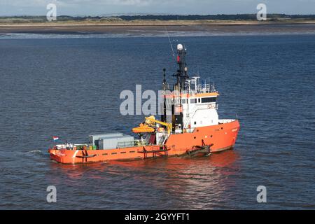 Il drago a iniezione d'acqua Iguazu che naviga sul Mare d'Irlanda vicino all'avvicinamento al fiume Mersey Liverpool Regno Unito Foto Stock