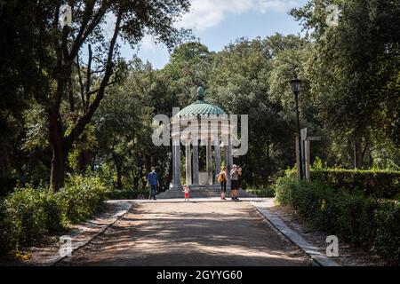 Tempo di Diana, tempio monottero progettato da Antonio Asprucci (1798), nei Giardini di Villa Borghese, Colle Pinciano, Roma, Italia Foto Stock