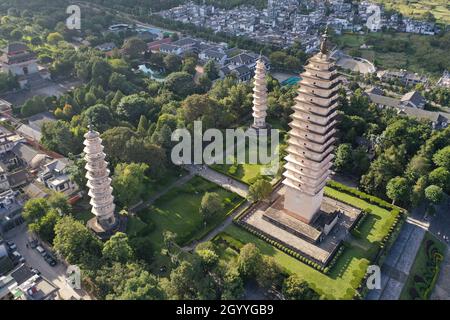 Veduta aerea di tre Pagode al tramonto, a Dali - Yunnan Foto Stock