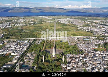 Vista aerea di tre Pagode e Lago di Erhai, a Dali - Yunnan Foto Stock