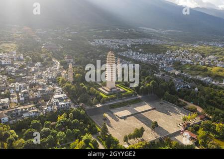 Vista aerea di tre Pagode e Cangshan montagna, a Dali - Yunnan Foto Stock