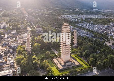 Vista aerea di tre Pagode e Cangshan montagna, a Dali - Yunnan Foto Stock