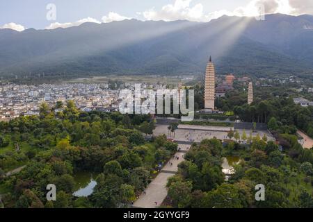 Vista aerea di tre Pagode e Cangshan montagna, a Dali - Yunnan Foto Stock