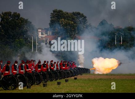 Kathmandu, Nepal. 10 Ott 2021. I soldati dell'esercito nepalese sparano colpi di cannone durante le prove per il festival imminente di Fulpati al Padiglione dell'esercito a Kathmandu, Nepal la domenica 10 ottobre 2021. (Credit Image: © Skanda Gautam/ZUMA Press Wire) Foto Stock