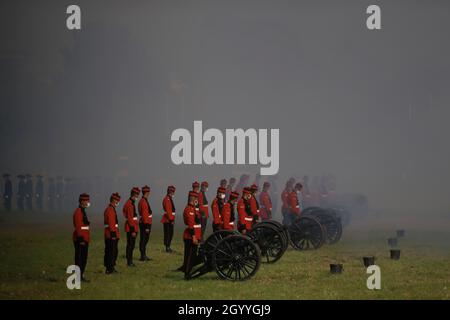 Kathmandu, Nepal. 10 Ott 2021. I soldati dell'esercito nepalese sparano colpi di cannone durante le prove per il festival imminente di Fulpati al Padiglione dell'esercito a Kathmandu, Nepal la domenica 10 ottobre 2021. (Credit Image: © Skanda Gautam/ZUMA Press Wire) Foto Stock