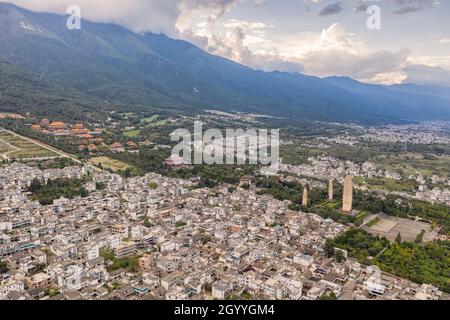 Vista aerea della città vecchia di Dali e tre pagode a Dali, Yunnan Foto Stock