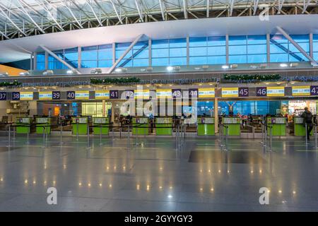 Ucraina, Kiev - 29 dicembre 2020: Banco check-in vuoto per un volo per l'aeroporto. Natale. Decorazioni per l'anno nuovo all'aeroporto di Boryspil. Ghirlande e luci, inverno in vacanza. Foto Stock