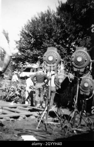 Snapshot di JOEL Mccrea e Movie Crew in set location candido in autunno / autunno 1948 durante le riprese a Durango del TERRITORIO DEL COLORADO 1949 regista RAOUL WALSH sceneggiatura John Twist e Edmund H. North adattato dal romanzo High Sierra da W.R. Burnet Warner Bros. Foto Stock