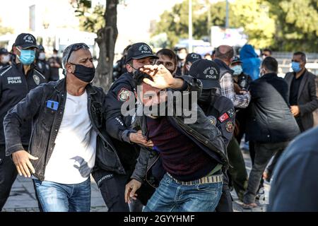 Ankara, Turchia. 10 Ott 2021. Un protettore è detenuto per aver resistito a un ufficiale di polizia quando entra nel sito del massacro.due attentatori suicidi, ritenuti jihadisti dell'Isis, si sono lanciati di fronte alla stazione ferroviaria di Ankara in un raduno di pace pro-curdo il 10 ottobre 2015, uccidendo 103 persone. Il sesto anno del massacro, la gente si radunò nella piazza della democrazia dove si svolse il massacro. Credit: SOPA Images Limited/Alamy Live News Foto Stock