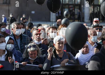 Ankara, Turchia. 10 Ott 2021. Le persone volano palloncini in memoria dei loro cari perduti.due kamikaze, che si ritiene siano jihadisti ISIS, si sono lanciati di fronte alla stazione ferroviaria di Ankara in un raduno di pace pro-curdo il 10 ottobre 2015, uccidendo 103 persone. Il sesto anno del massacro, la gente si radunò nella piazza della democrazia dove si svolse il massacro. Credit: SOPA Images Limited/Alamy Live News Foto Stock