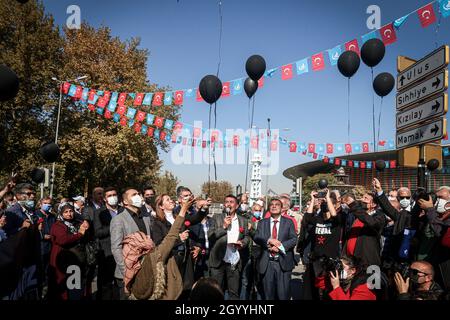 Ankara, Turchia. 10 Ott 2021. Le persone volano palloncini in memoria dei loro cari perduti.due kamikaze, che si ritiene siano jihadisti ISIS, si sono lanciati di fronte alla stazione ferroviaria di Ankara in un raduno di pace pro-curdo il 10 ottobre 2015, uccidendo 103 persone. Il sesto anno del massacro, la gente si radunò nella piazza della democrazia dove si svolse il massacro. Credit: SOPA Images Limited/Alamy Live News Foto Stock