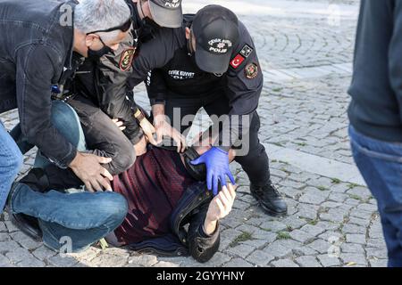 Ankara, Turchia. 10 Ott 2021. Un protettore è detenuto per aver resistito a un ufficiale di polizia quando entra nel sito del massacro.due attentatori suicidi, ritenuti jihadisti dell'Isis, si sono lanciati di fronte alla stazione ferroviaria di Ankara in un raduno di pace pro-curdo il 10 ottobre 2015, uccidendo 103 persone. Il sesto anno del massacro, la gente si radunò nella piazza della democrazia dove si svolse il massacro. Credit: SOPA Images Limited/Alamy Live News Foto Stock