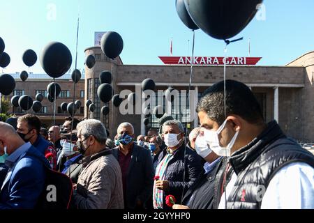 Ankara, Turchia. 10 Ott 2021. Le persone volano palloncini in memoria dei loro cari perduti.due kamikaze, che si ritiene siano jihadisti ISIS, si sono lanciati di fronte alla stazione ferroviaria di Ankara in un raduno di pace pro-curdo il 10 ottobre 2015, uccidendo 103 persone. Il sesto anno del massacro, la gente si radunò nella piazza della democrazia dove si svolse il massacro. Credit: SOPA Images Limited/Alamy Live News Foto Stock