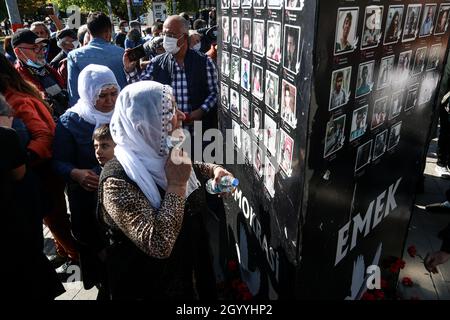 Ankara, Turchia. 10 Ott 2021. Una donna guarda un'immagine del suo marito defunto di fronte al monumento del massacro.due attentatori suicidi, ritenuti jihadisti dell'Isis, si sono lanciati di fronte alla stazione ferroviaria di Ankara in un raduno di pace pro-curdo il 10 ottobre 2015, uccidendo 103 persone. Il sesto anno del massacro, la gente si radunò nella piazza della democrazia dove si svolse il massacro. Credit: SOPA Images Limited/Alamy Live News Foto Stock