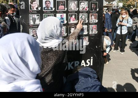 Ankara, Turchia. 10 Ott 2021. Una donna guarda un'immagine del suo marito defunto di fronte al monumento del massacro.due attentatori suicidi, ritenuti jihadisti dell'Isis, si sono lanciati di fronte alla stazione ferroviaria di Ankara in un raduno di pace pro-curdo il 10 ottobre 2015, uccidendo 103 persone. Il sesto anno del massacro, la gente si radunò nella piazza della democrazia dove si svolse il massacro. Credit: SOPA Images Limited/Alamy Live News Foto Stock