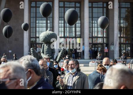 Ankara, Turchia. 10 Ott 2021. Le persone volano palloncini in memoria dei loro cari perduti.due kamikaze, che si ritiene siano jihadisti ISIS, si sono lanciati di fronte alla stazione ferroviaria di Ankara in un raduno di pace pro-curdo il 10 ottobre 2015, uccidendo 103 persone. Il sesto anno del massacro, la gente si radunò nella piazza della democrazia dove si svolse il massacro. Credit: SOPA Images Limited/Alamy Live News Foto Stock