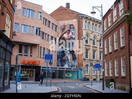 Svolta in questa strada di Leicester e sarai accolto da questo magnifico murale dall'artista SMUG. Uno sguardo defiant, penne & matita nel suo cappello, un ratto nella sua tasca Foto Stock