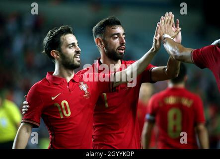 FARO, PORTOGALLO - 09 OTTOBRE: Bernardo Silva e Bruno Fernandes del Portogallo festeggiano dopo che Andre Silva del Portogallo segna il traguardo, durante la partita internazionale amichevole tra Portogallo e Qatar all'Estadio Algarve il 9 ottobre 2021 a Faro, Faro. (Foto tramite MB Media) Foto Stock