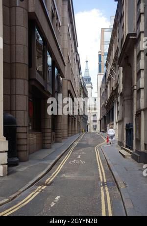 Clement Lane una strada molto stretta a Londra vicino Bank Station guardando verso la chiesa della stampa di St Edmund il re in Lombard Street Foto Stock