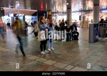 Rotterdam, Paesi Bassi. Durante un periodo di blackout delle comunicazioni tutti i trasporti pubblici e il traffico ferroviario si sono arrestati, lasciando passeggeri e pendolari senza mezzi di trasporto. Foto Stock