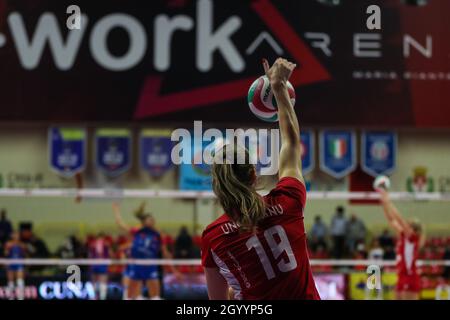 Adelina Ungureanu #19 di UYBA UNET e-Work Busto Arsizio si riscalda durante la Serie Volley Una partita femminile 2021/22 tra UNET e-Work Busto Arsizio e V. Foto Stock