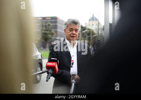 Vienna, Austria. 10th Ott 2021. Discussione non aperta ai media tra il Vice Cancelliere Werner Kogler (i Verdi) e il Presidente federale austriaco. Werner Kogler (i Verdi) sulla strada per Hofburg. Credit: Franz PERC / Alamy Live News Foto Stock