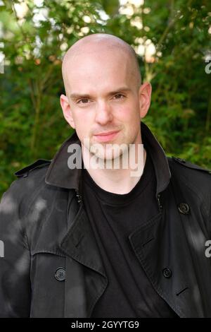 Cheltenham Letteratura Festival, Cheltenham, Regno Unito - Domenica 10 Ottobre 2021 - poeta Andrew McMillan al Festival - il Festival del libro si svolge fino a Domenica 17 Ottobre - le vendite del libro sono salite durante la pandemia. Foto Steven Maggio / Alamy Live News Foto Stock