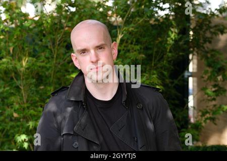 Cheltenham Letteratura Festival, Cheltenham, Regno Unito - Domenica 10 Ottobre 2021 - poeta Andrew McMillan al Festival - il Festival del libro si svolge fino a Domenica 17 Ottobre - le vendite del libro sono salite durante la pandemia. Foto Steven Maggio / Alamy Live News Foto Stock