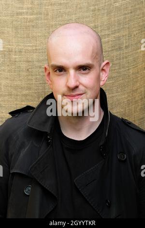 Cheltenham Letteratura Festival, Cheltenham, Regno Unito - Domenica 10 Ottobre 2021 - poeta Andrew McMillan al Festival - il Festival del libro si svolge fino a Domenica 17 Ottobre - le vendite del libro sono salite durante la pandemia. Foto Steven Maggio / Alamy Live News Foto Stock