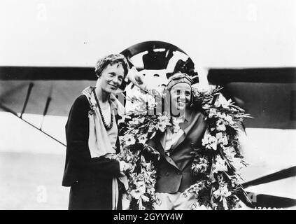 Amelia Earhart (a sinistra), donna flier, e Florence Klingensmith, vincitore del Trofeo Amelia Earhart Race. Cleveland, Agosto 1932. Foto Stock