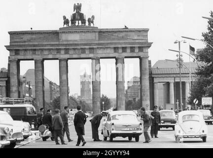 Di fronte alla porta Brandenberg che segna il confine tra Berlino Est e Ovest, la polizia di Berlino Ovest avverte gli automobilisti del pericolo di entrare a Berlino Est. I tedeschi orientali hanno impedito ai tedeschi occidentali di entrare a Berlino Est, ma i berlinesi occidentali viaggiavano ancora liberamente. Berlino Ovest, 21 agosto 1960. Foto Stock