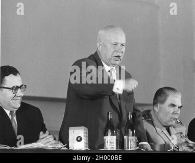 Il Premier sovietico Nikita Krushchev (centro) scrolla il pugno, mentre si lancia in una tirata amara alla conferenza stampa di addio 5-18-60, dopo aver partecipato alla conferenza al vertice. Alla sua destra si trova il ministro della Difesa sovietico Marshal Rodion Malinovski. A sinistra c'è il ministro degli Esteri sovietico Andrei Gromyko. Parigi, Francia. Foto Stock