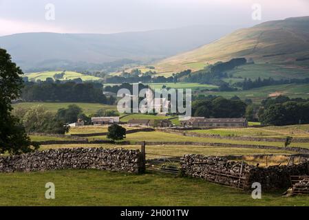 Ammira la città mercato di Hawes a Wensleydale, Yorkshire Dales National Park, Regno Unito. Chiesa di St Margaret nel centro. Foto Stock