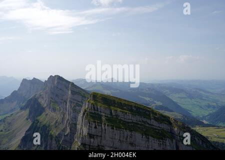 Cime di montagna chiamato sette Churfirsten in Svizzera, San Gallo cantone. Foto scattata in estate. Altre montagne dell'Alp sono sullo sfondo. Foto Stock