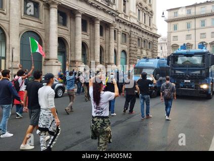 Scontri tra forze di polizia e manifestanti "No Green Pass", Roma, Italia, 9 ottobre 2021. Dal 15 ottobre in poi, in Italia, il Green Pass, certificato di vaccino Covid 19, sarà obbligatorio per tutti i lavoratori. In più di 20 città italiane, tra cui Roma, Torino, Milano, Napoli e molti altri, i dimostranti chiedono al governo di lasciare la gente libera di vaccinarsi o meno e aboliscono il Green Pass.(Foto di Elisa Gestri/Sipausa) Foto Stock