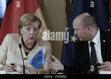 La cancelliera tedesca Angela Merkel partecipa ad una riunione del gabinetto con il primo ministro israeliano Naftali Bennett a Gerusalemme, Israele, domenica 10 ottobre 2021. Il Cancelliere uscente della Germania ha dichiarato che la sicurezza di Israele sarà una priorità assoluta per "ogni governo tedesco" durante un tour di addio nello Stato ebraico di oggi, mentre si prepara a terminare un mandato di 16 anni. Foto piscina di Menahem Kahana/UPI Foto Stock