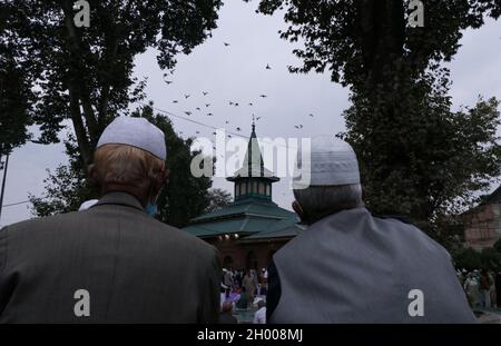 10 ottobre 2021, Srinagar, Kashmir, India: I musulmani di Kashmiri sono visti pregare e intorno ad un santuario dedicato al Baha-ud-DIN Naqshband Bukhari, il fondatore di Uzbekistan di quello che sarebbe diventato uno dei più grandi e influenti ordini musulmani Sufi, il Naqshbandi, nella zona del Bazaar di Khawaja di Srinagar 10 ottobre 2021. (Credit Image: © Adel Abbas/ZUMA Wire) Foto Stock