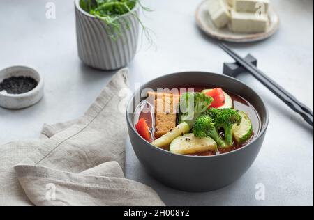 zuppa vegana asiatica con formaggio tofu e verdure Foto Stock