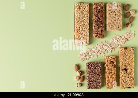 assortimento di barre proteiche con ingredienti Foto Stock